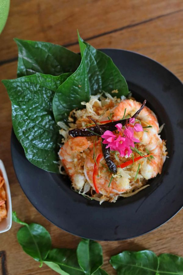 Ma Maison : THAI POMELO SALAD WITH GRATED COCONUT, PRAWNS AND SHREDDED CHICKEN